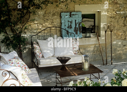 Cortile di una fattoria di Luberon ristrutturazione con prodotti localmente pezzi rustico. Foto Stock