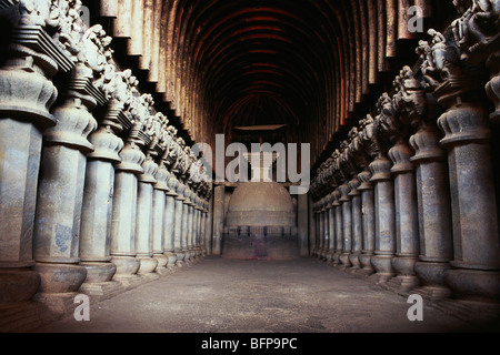 La sala Chaitya 2nd ° secolo BC Karla grotte buddiste vicino Lonavala Khandala Maharashtra India Asia Foto Stock