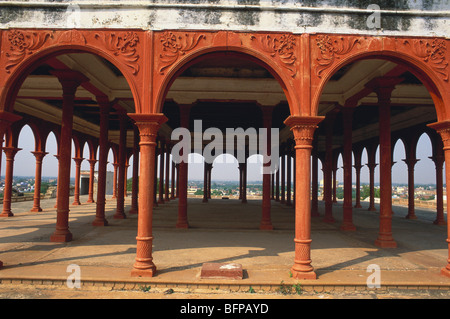 NMK 65532 : i pilastri e gli archi ; struttura sulla terrazza del palazzo ora museo ; Lohagarh fort ; Bharatpur ; Rajasthan ; India Foto Stock