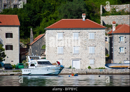 Facciate lungo waterfront vicino alla storica città di Perast, Risan Bay, Baia di Kotor, Montenegro Foto Stock