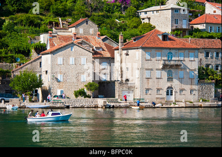 Facciate lungo waterfront vicino alla storica città di Perast, Risan Bay, Baia di Kotor, Montenegro Foto Stock