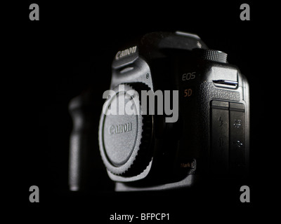 Fotocamera reflex digitale Canon 5D Mark II su sfondo nero Foto Stock