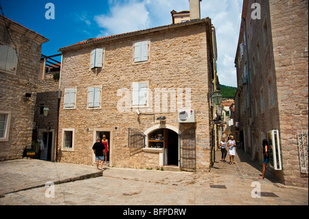 Strada stretta con negozi e ristoranti e alla storica città vecchia di Budva, Montenegro Foto Stock