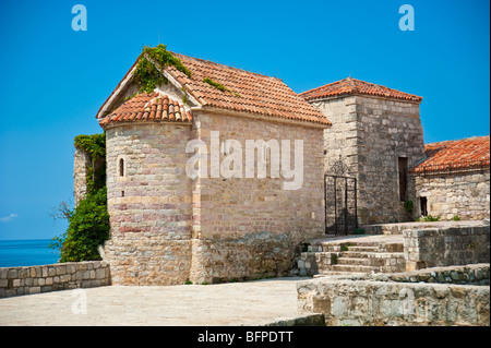 Edifici storici e chiesa alla città vecchia di Budva, Montenegro Foto Stock