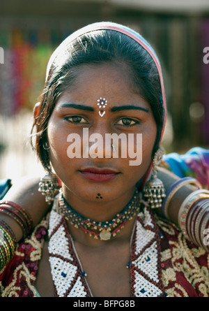 Rajasthani indiano ballerina ritratto a Pushkar fair, Rajasthan in India. Foto Stock