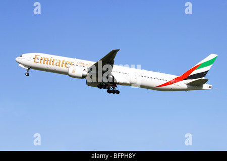 Boeing 777 operati da Emirates arrampicata fuori dopo il decollo dall'Aeroporto di Birmingham, UK. Foto Stock