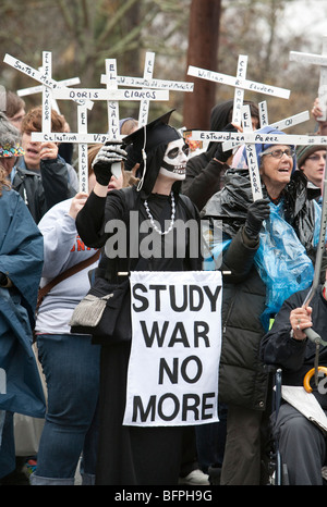 I manifestanti richiedono la chiusura della Scuola delle Americhe Foto Stock