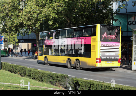 Double Deck bus viaggiano lungo Tauentzienstrasse vicino al Ku'damm Berlin Germania Foto Stock