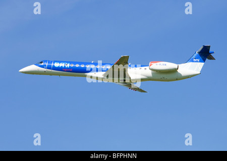 Embraer ERJ-145 azionato da BMI arrampicata fuori dopo il decollo dall'Aeroporto di Birmingham, UK. Foto Stock