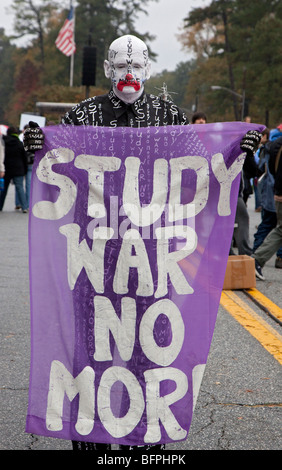 I manifestanti richiedono la chiusura della Scuola delle Americhe Foto Stock