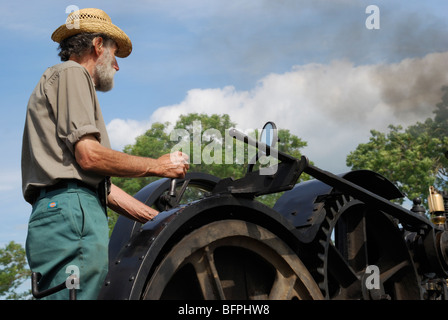 Un uomo alla guida di un vapore motore di trazione, Wymeswold, Leicestershire, Inghilterra. Foto Stock