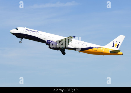 Airbus A321 azionato da Monarch Airlines arrampicata fuori dopo il decollo dall'Aeroporto di Birmingham, UK. Foto Stock