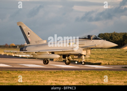 Italian Eurofighter Typhoon arrivando alla base RAFAir a Varese Ligure Morayshire Scotland SCO 5582 Foto Stock