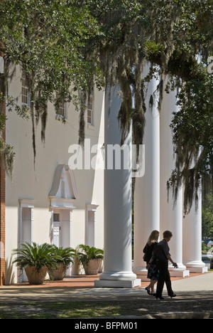 Silhouette di due donne camminano davanti a una chiesa, Thomasville, GEORGIA, STATI UNITI D'AMERICA Foto Stock