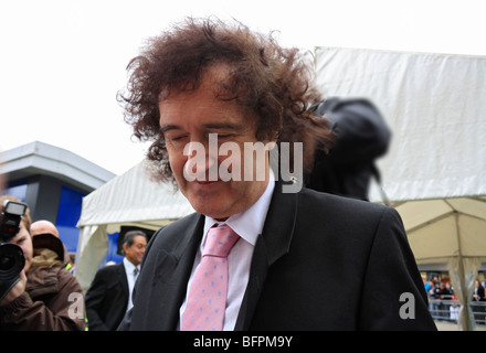 Brian May , Regina chitarrista firma autografi in Feltham shopping center dopo l inaugurazione di Freddie Mercury memorial. Foto Stock