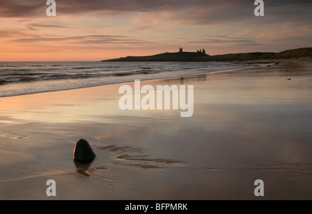 Sunrise al castello di Dunstanburgh, Embleton Bay Foto Stock