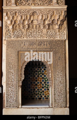 La Corte dei Mirti (il Patio de Comares), nicchia tra la galleria e la Sala de la Barca, Alhambra di Granada, Spagna Foto Stock