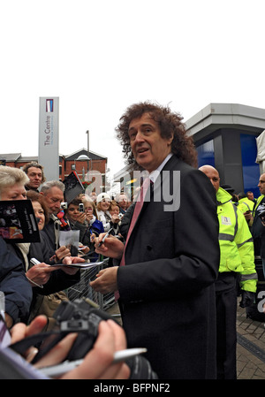 Brian May , Regina chitarrista firma autografi in Feltham shopping center dopo l inaugurazione di Freddie Mercury memorial. Foto Stock