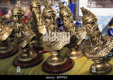 Busti di Souvenir di Skanderbeg, eroe nazionale di Albania, su una fase di stallo in Kruja, Albania Foto Stock