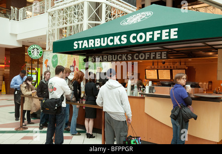 Starbucks Coffee shop, Pentagon City Shopping Mall di Washington DC, Stati Uniti d'America Foto Stock