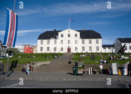 Le famiglie al di fuori di Reykjavik City College festeggia Icelandic National Day, Islanda Foto Stock