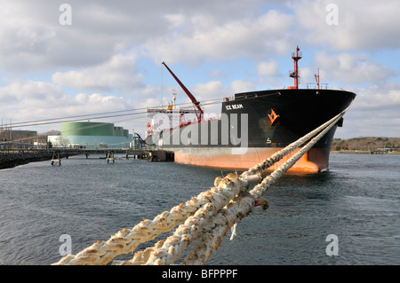 Combustibile grezzo petroliera nave Geloraggio attraccata mentre offload dell'olio in corrispondenza del terminale Foto Stock