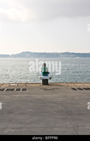 Donna in piedi sul pontile a guardare il mare nel porto di Pozzuoli, Napoli, campania, Italia, UE Foto Stock