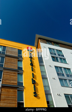 Hotel Ibis vicino alla stazione ferroviaria di Temple Meads a Bristol in una limpida giornata di sole Foto Stock