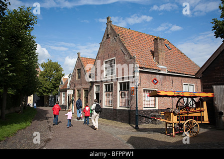 Famiglia nel Folk Museum Enkhuizen Zuiderzeemuseum Paesi Bassi Foto Stock