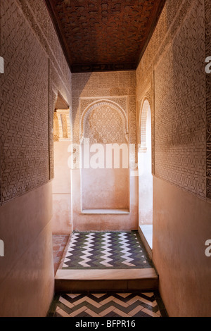 Corridoio che conduce da Cuarto Dorado, l'ingresso principale al Palazzo di Comares, Alhambra Palace, Granada, Spagna Foto Stock