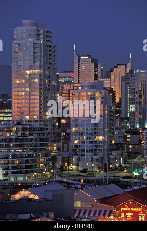 Skyline al tramonto con il Granville Island in primo piano e costiera montagne in distanza, Vancouver, British Columbia, Canada Foto Stock