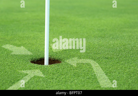 Hai bisogno di aiuto o di orientamento le frecce che puntano in foro di golf Foto Stock