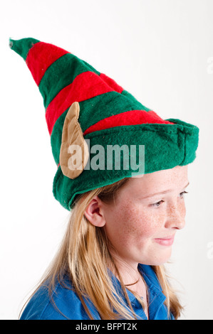 Ragazza che indossa la elf hat sulla testa e sorridente Foto Stock