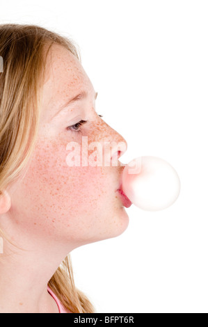 Ragazza soffiando bubble gum Foto Stock