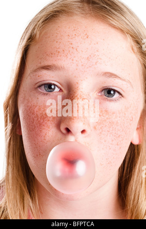 Ragazza soffiando bubble gum Foto Stock