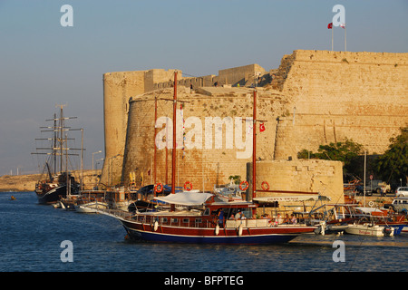 Cipro del Nord. Un caicco in Kyrenia Harbour, con il castello e la torre della catena dietro. 2009. Foto Stock