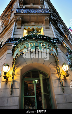 Parigi, Francia, Laduree Café, Bar, French Bakery Shop, 'Avenue Champs Elysees', ingresso frontale, edificio vecchio, Vintage Foto Stock