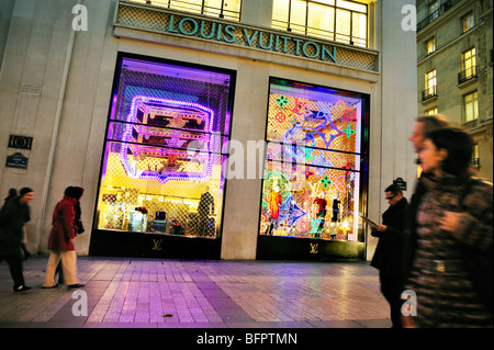 Parigi, Francia, People Shopping Street, lusso francese Fashion Shop, LVMH 'Louis Vuitton', negozio finestra anteriore, luci, designer etichetta Avenue Champs Elyse Foto Stock