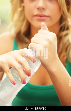 Ragazza adolescente di bere acqua in bottiglia. Modello rilasciato Foto Stock