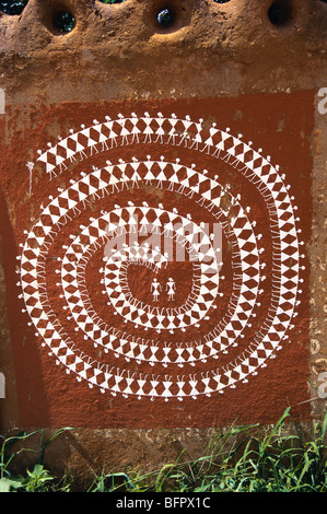 NGS 66516 : Pittura murale warli arte di adivasi del Gujarat ; India Foto Stock