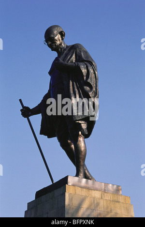 Il Mahatma Gandhi statua a piedi con bastone Foto Stock