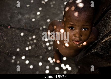 Un orfano haitiano Elemosinare il cibo a Port-au-Prince, Haiti. Foto Stock