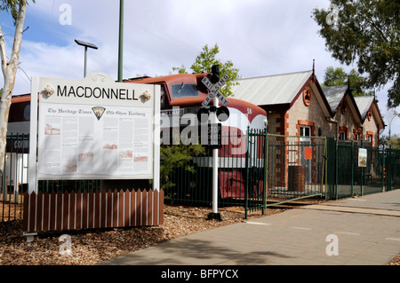 Il vecchio motore di Ghan in mostra al MacDonnell Railway Heritage Museum / Old Ghan Railway e Museo ad Alice Springs nel territorio del Nord di Foto Stock