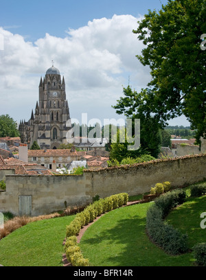 Vista della cattedrale di Saintes e città Foto Stock