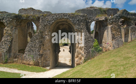 Esterno l'Anfiteatro romano di Saintes Francia Foto Stock