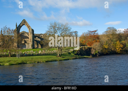Il fiume Wharfe e Bolton Priory Foto Stock