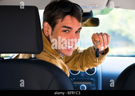 Uomo in auto che mostra le chiavi dell'auto Foto Stock