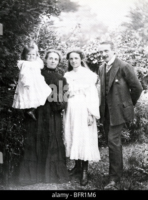 DAVID Lloyd George - British politico liberale che, con la moglie Margaret e le figlie Megan (sinistra) e Mair nel 1904 Foto Stock