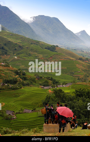 Vista su tutta la valle a terrazze di risaie verso le montagne che circondano Sa Pa, una città di mercato nel nord-ovest del Vietnam Foto Stock