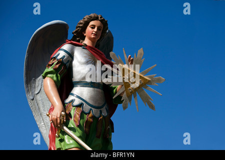 Una carta pesta la statua di San Michele è posizionato per la festa di Santa Maria Assunta il quindicesimo agosto a Mosta, Malta Foto Stock